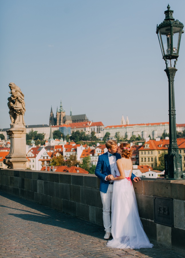Prague Pre-Wedding Photoshoot At Old Town Square And Charles Bridge  by Nika  on OneThreeOneFour 13