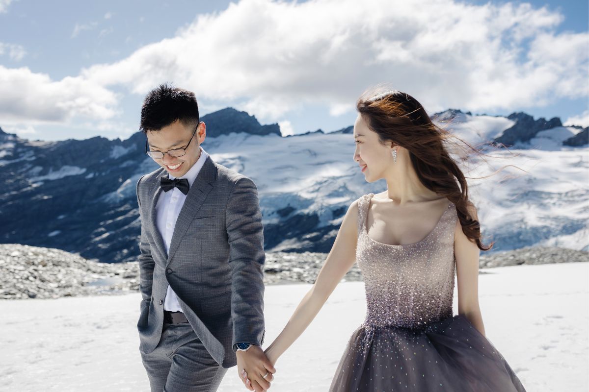 Enchanting Pre-Wedding Photoshoot in Queenstown, New Zealand: Vintage Car, White Horse, and Helicopter amidst Snow-Capped Mountains by Fei on OneThreeOneFour 16