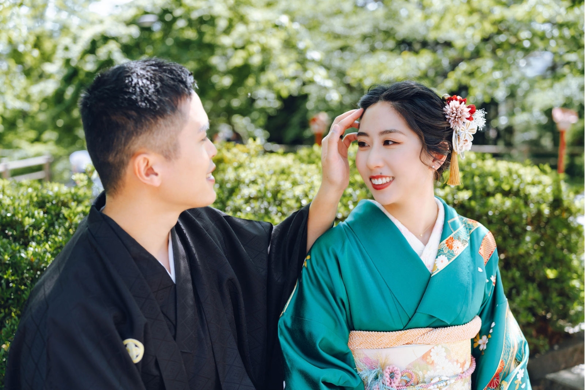 Tokyo Pre-Wedding Photoshoot with Chureito Pagoda, Lake Kawaguchiko, and Shinjuku by Dahe on OneThreeOneFour 15