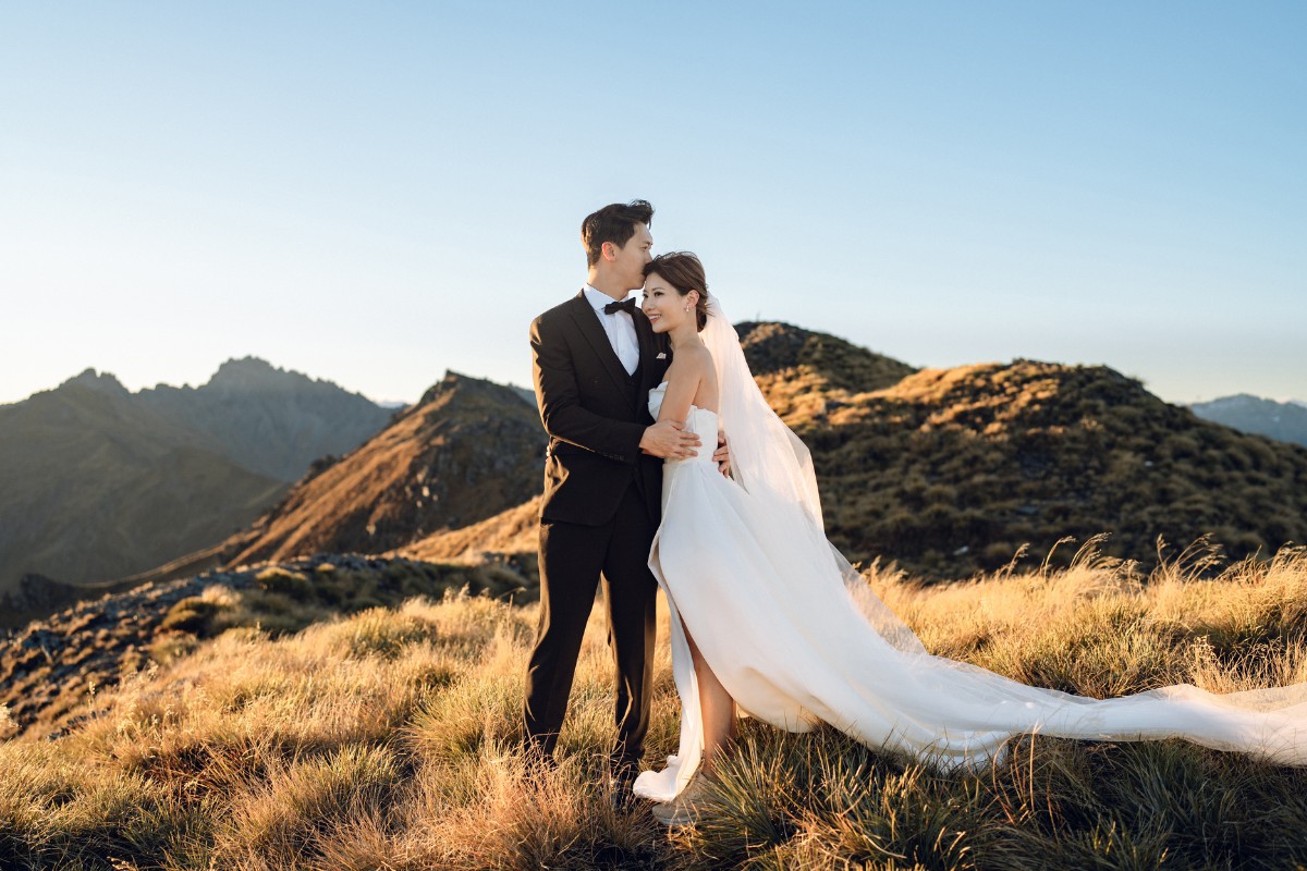 New Zealand Autumn Pre-Wedding Photoshoot Twin Peak Skippers Canyon Alpaca Farm Hilltop Cardrona Night Shoot Kombi Van by Fei on OneThreeOneFour 45