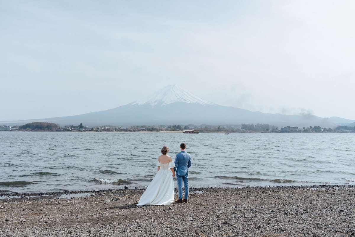 Tokyo Pre-Wedding Photoshoot with Shioiri Park, Lake Kawaguchiko, and Shinjuku by Dahe on OneThreeOneFour 11