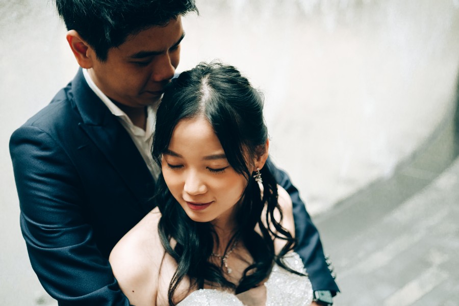 E&S: Modern pre-wedding at architectural wonder Changi Airport Jewel by Cheng on OneThreeOneFour 6