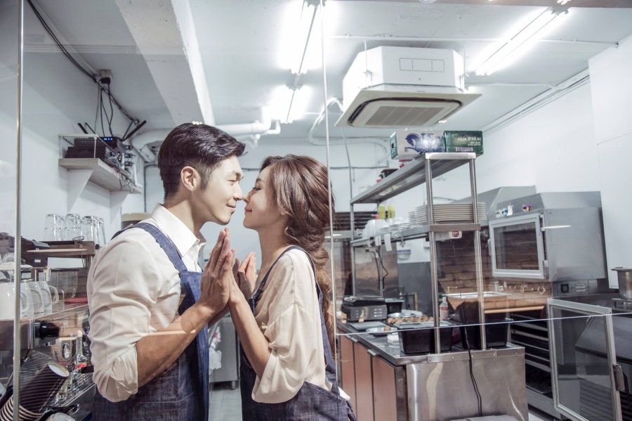 Taiwan Classy Pre-Wedding Photoshoot With Cafe Theme And Night Shoot  by Doukou  on OneThreeOneFour 16