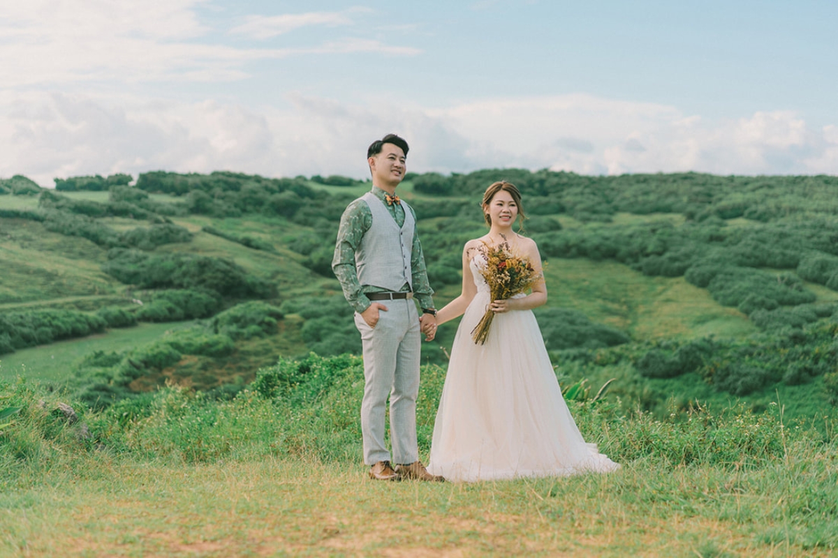 Taiwan Pre-Wedding Photoshoot Green Fields Silvergrass Sea Car Fairy Lights by  on OneThreeOneFour 1