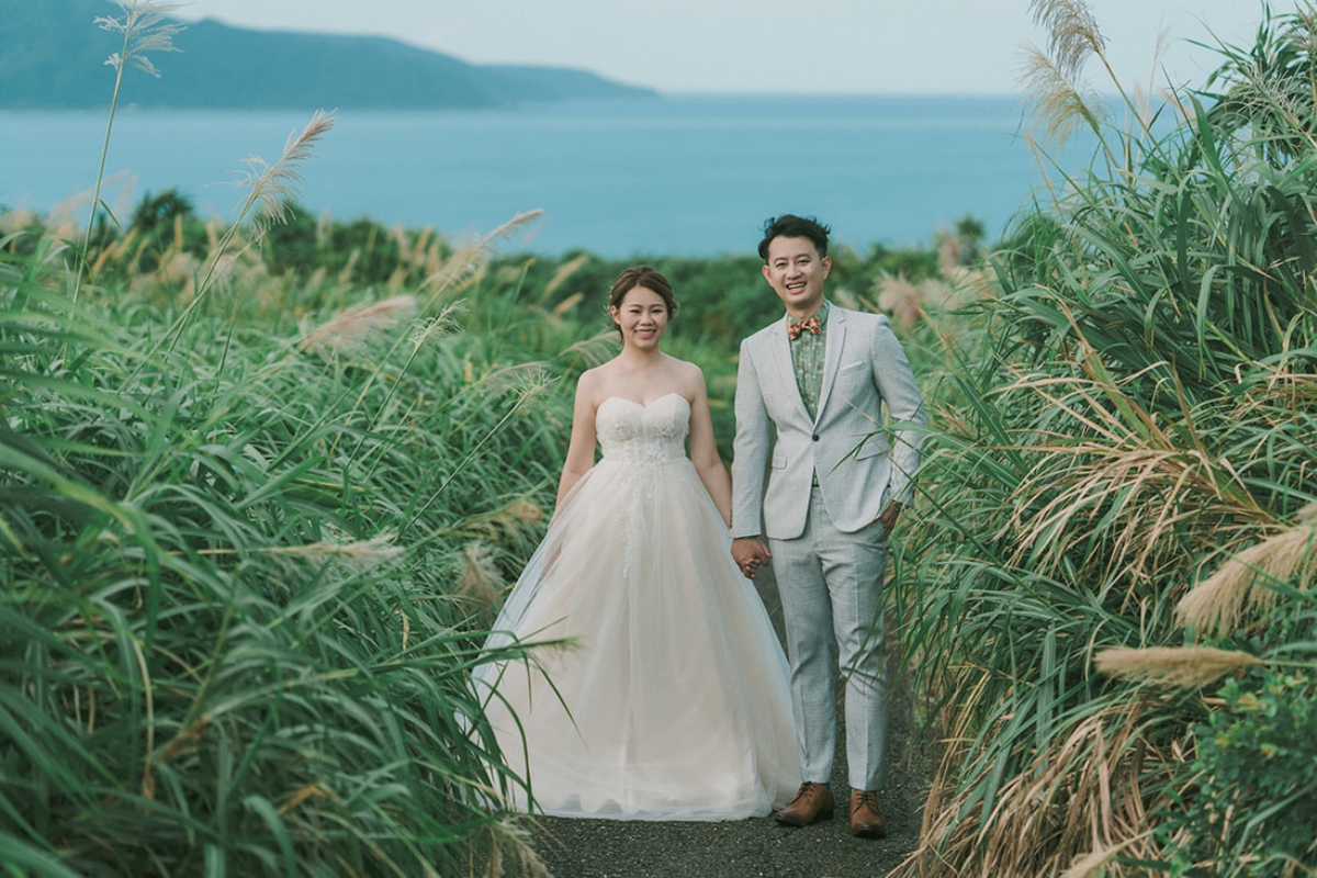 Taiwan Pre-Wedding Photoshoot Green Fields Silvergrass Sea Car Fairy Lights by  on OneThreeOneFour 12