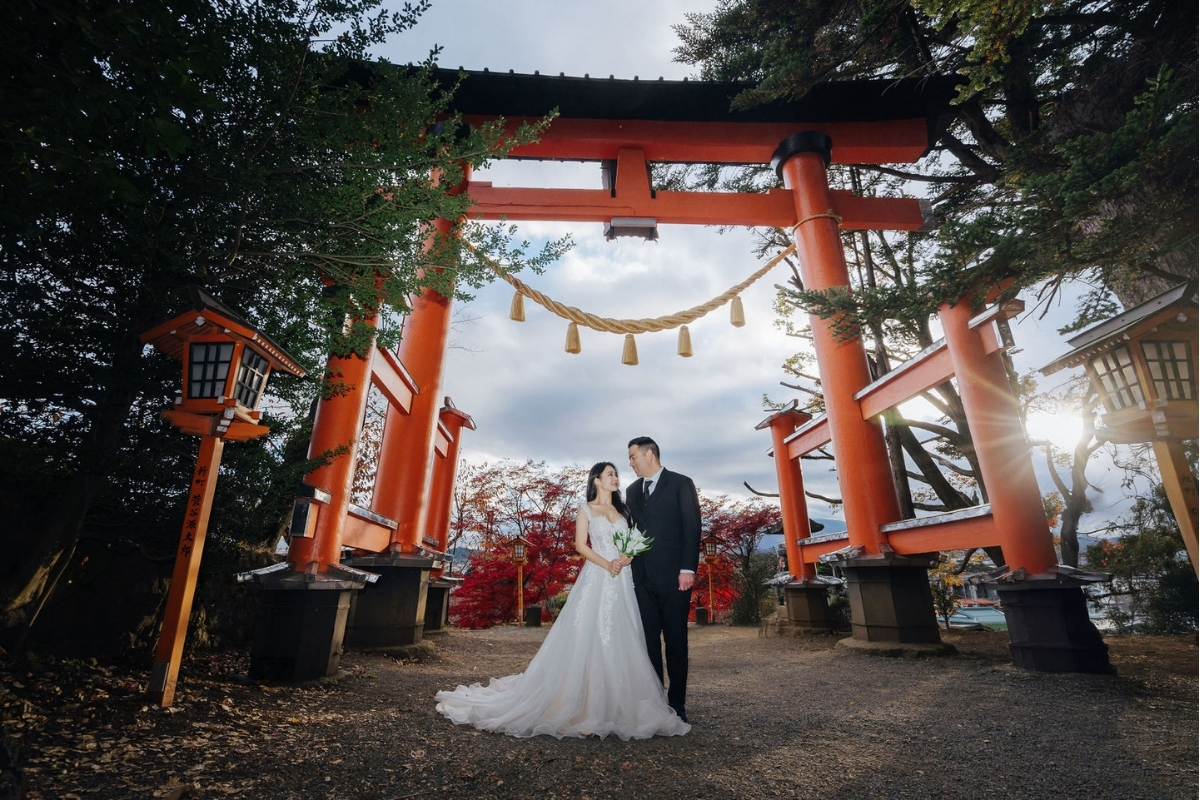 Tokyo Pre-Wedding Photoshoot with Former Yasuda Garden, Maple Corridor, and Chureito Pagoda by Dahe on OneThreeOneFour 11