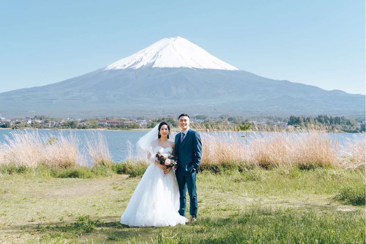 Tokyo Pre-Wedding Photoshoot with Chureito Pagoda, Lake Kawaguchiko, and Shinjuku by Dahe on OneThreeOneFour 17