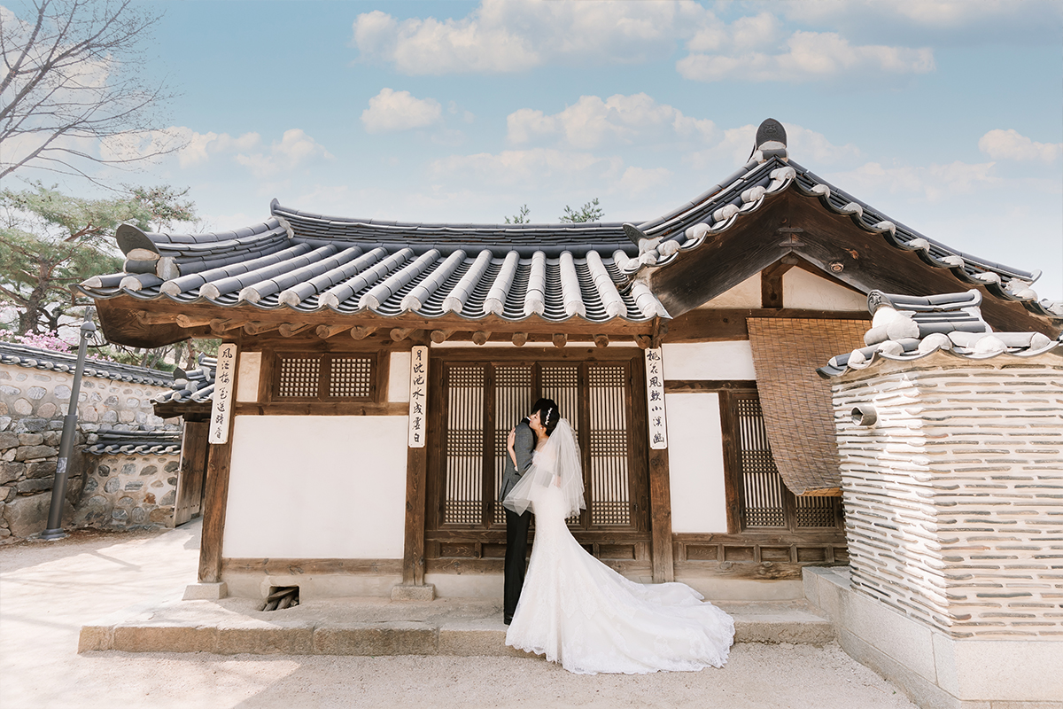 City in Bloom: Romantic Pre-Wedding Photoshoot Amidst Seoul's Blossoming Beauty by Jungyeol on OneThreeOneFour 20