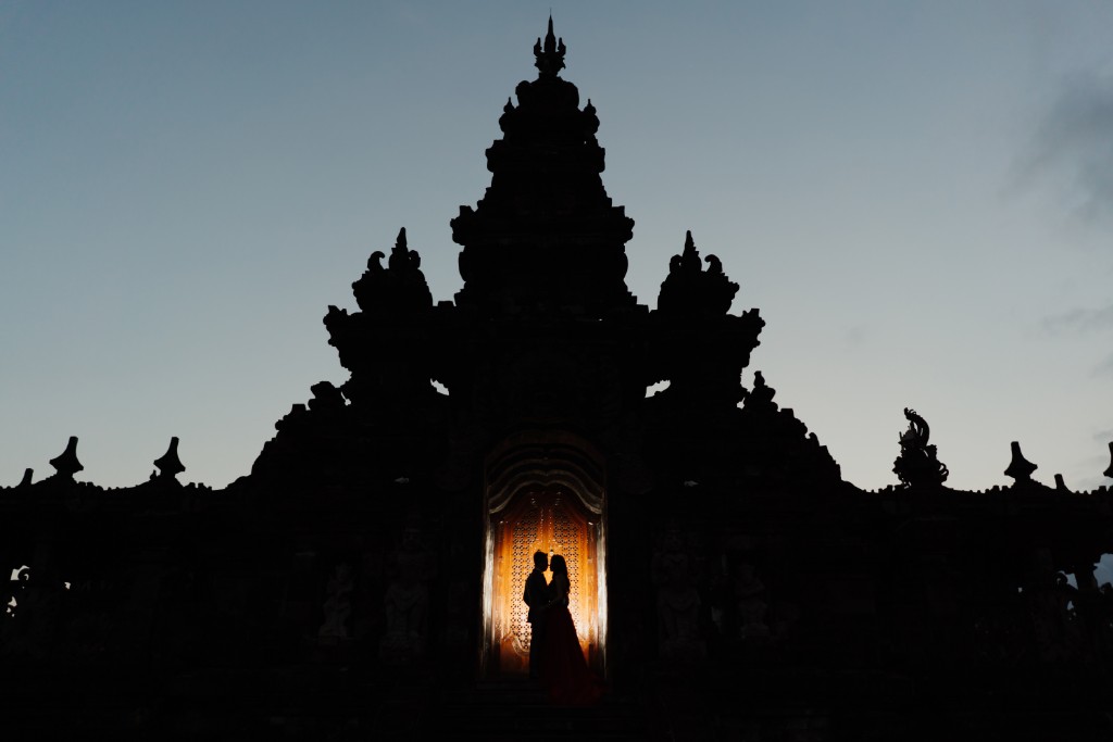 Bali Pre-wedding with Balinese Temple, Chapel and Mountain Scenes by Hendra on OneThreeOneFour 32
