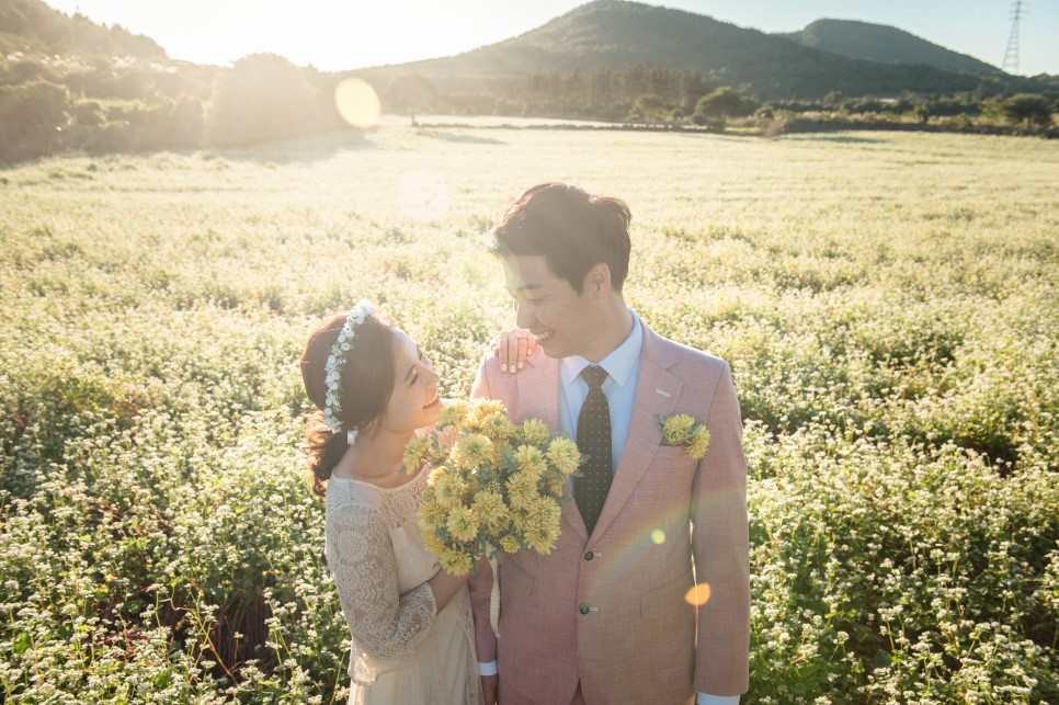 Korea Outdoor Pre-Wedding Photoshoot At Jeju Island with Silvergrass by Geunjoo on OneThreeOneFour 12