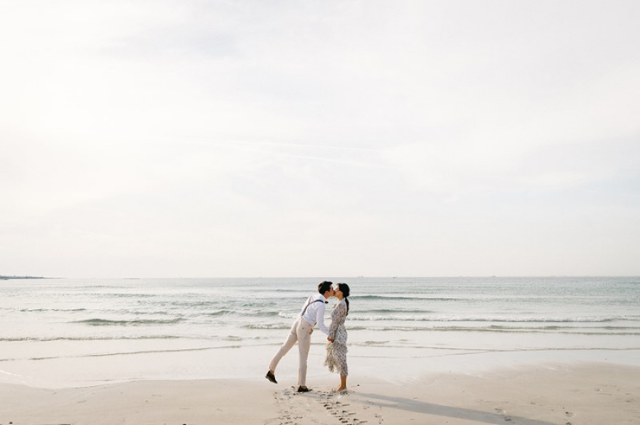 Korea Outdoor Pre-Wedding Photoshoot At Jeju Island During Spring by Gamsung  on OneThreeOneFour 15