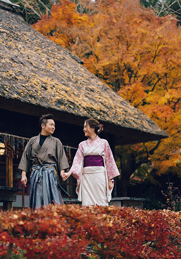 J&J: Autumn pre-wedding in Tokyo with auburn and golden foliage