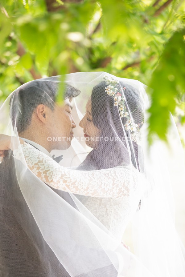 Gravity Studio Outdoor Park Pre-Wedding Photoshoot | Korean Studio Pre-Wedding by Gravity Studio on OneThreeOneFour 16