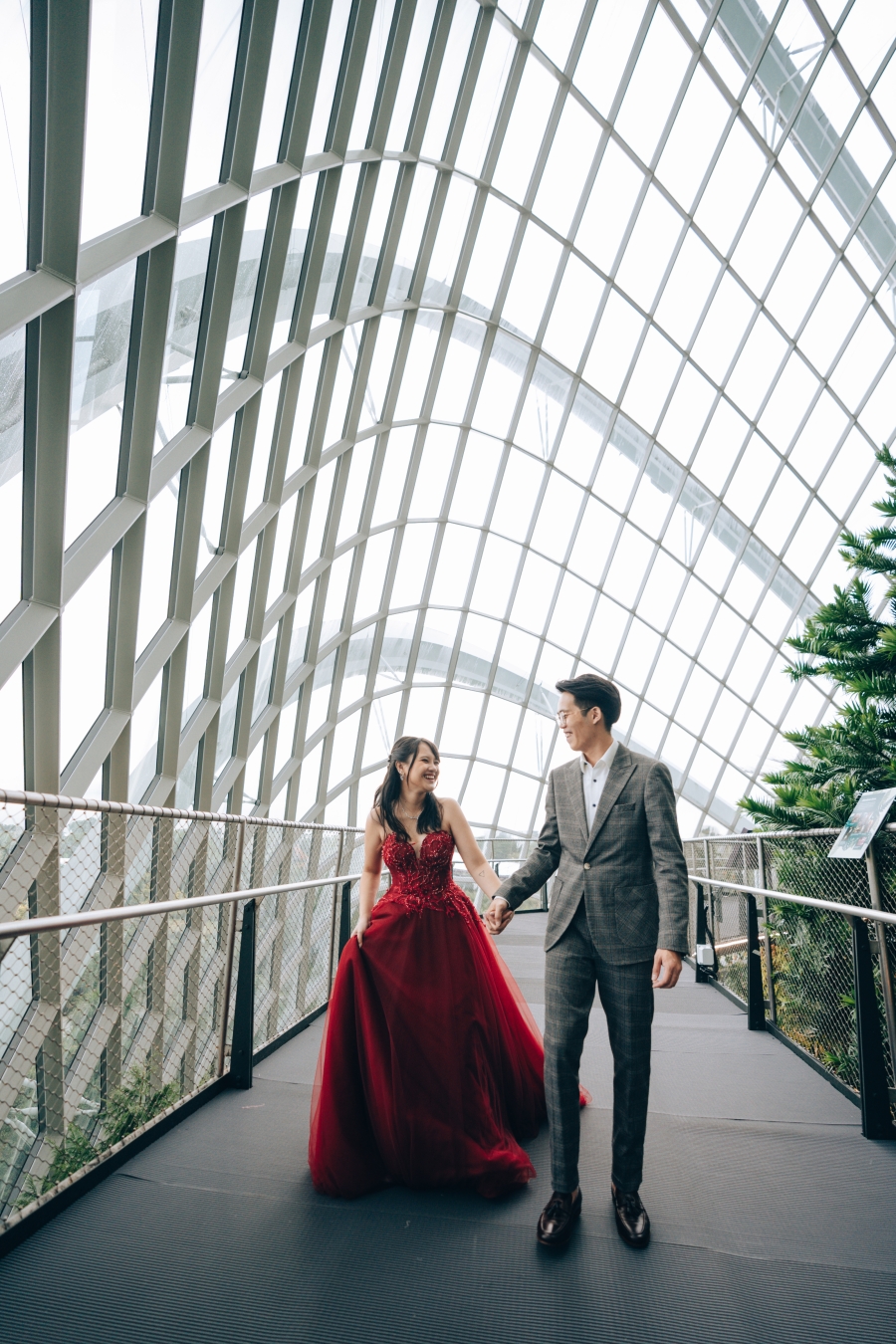 Singapore Pre-Wedding Photoshoot With Couple And Their Dogs At Bishan Park And Night Shoot At MBS by Michael on OneThreeOneFour 16