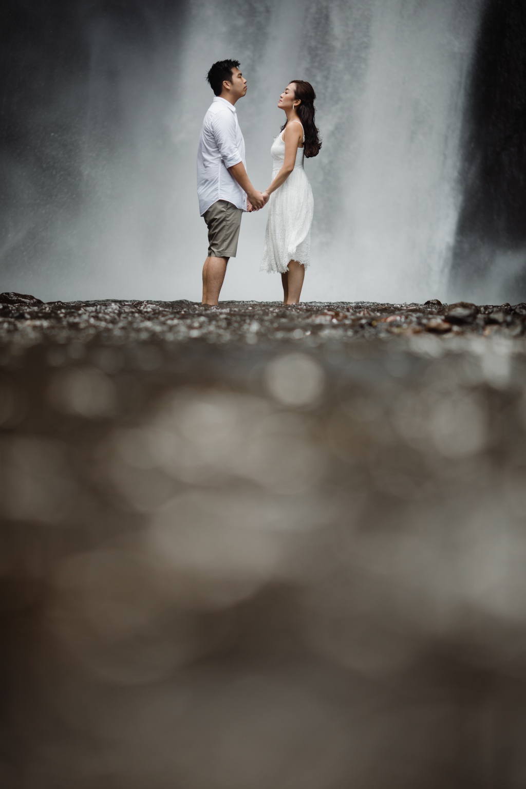 峇里島婚紗拍攝 - Tamblingan湖泊和大石岩石懸崖 by Hendra  on OneThreeOneFour 15