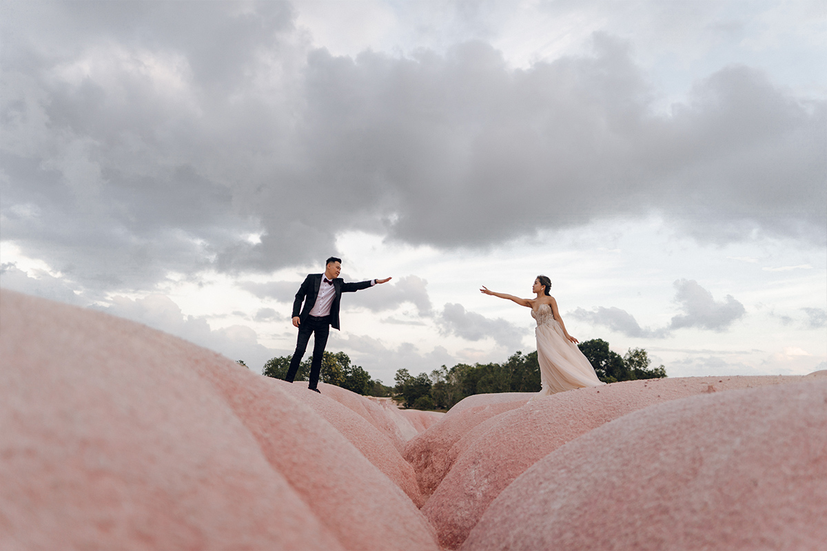 Bintan Pre-Wedding Photoshoot: Kellyn & Jiabao’s Fun Adventure at Blue Lake, Sand Dunes & ANMON Resort by HS on OneThreeOneFour 7