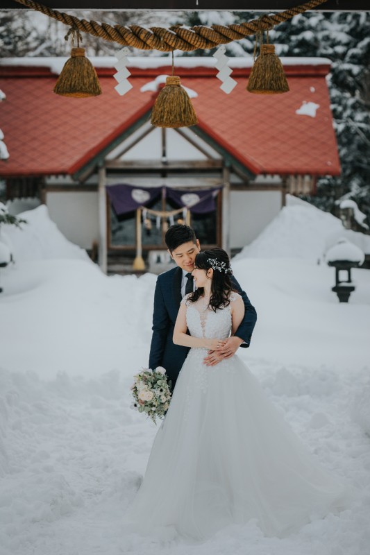 V & B: Magical snowy pre-wedding in Hokkaido at Lake Toya and Mt Yotei by Kuma on OneThreeOneFour 4
