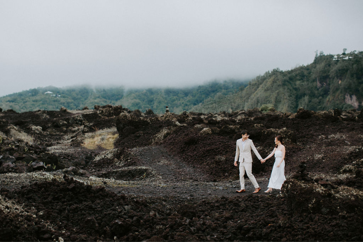 巴厘島婚纱拍攝：巴都爾火山熔岩地、季節性的萬壽菊花田以及巴朗岩壁和海灘 by Cahya on OneThreeOneFour 0