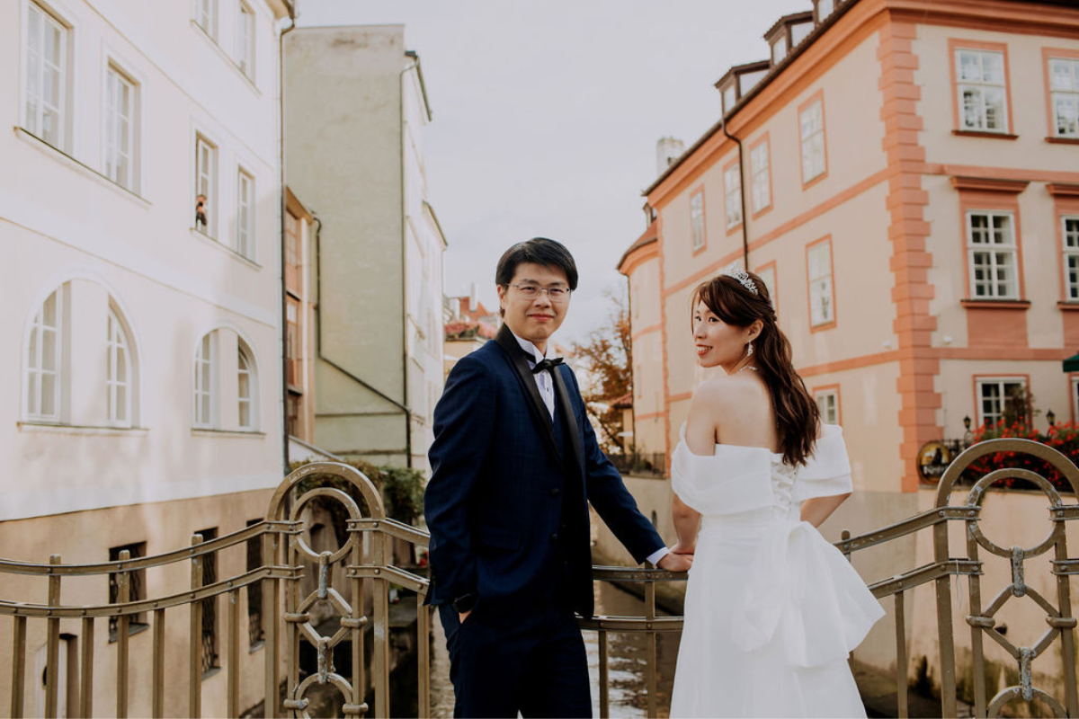 布拉格婚前拍攝地點包括舊城廣場、伏爾塔瓦河畔、伏亞諾維花園和華倫斯坦花園 by Nika on OneThreeOneFour 17