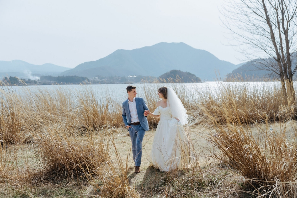 Tokyo Pre-Wedding Photoshoot with Shioiri Park, Lake Kawaguchiko, and Shinjuku by Dahe on OneThreeOneFour 9