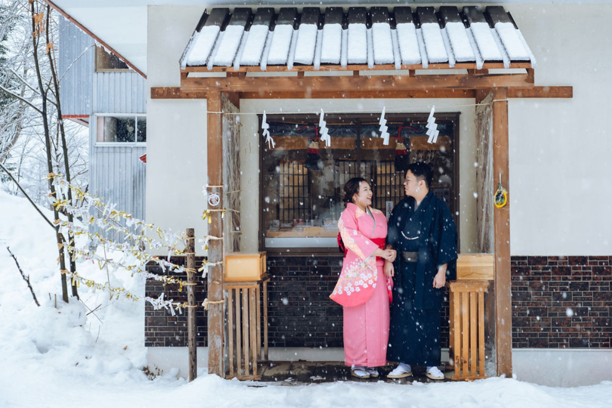 Hokkaido Prewedding Photoshoot At Lake Toya, Hilton Niseko Village And Kimono Shoot In Kaributo Shrine In Winter by Kuma on OneThreeOneFour 5