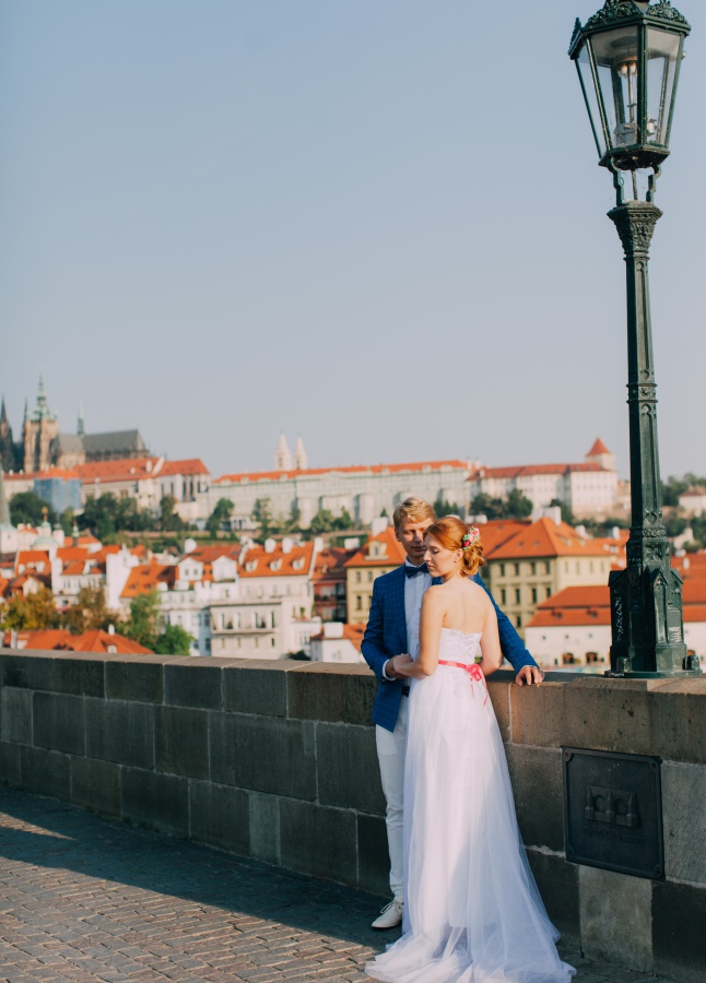Prague Pre-Wedding Photoshoot At Old Town Square And Charles Bridge  by Nika  on OneThreeOneFour 12