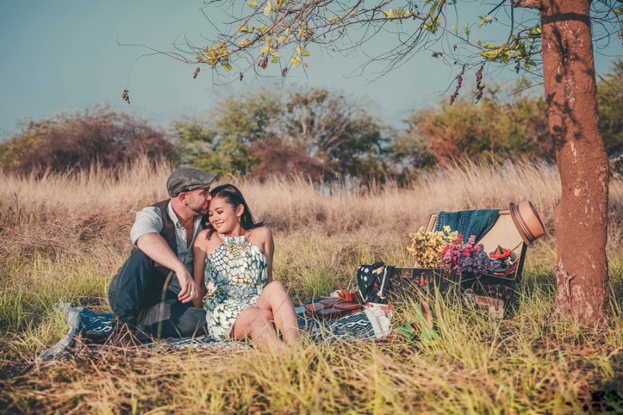 Thailand Bangkok Casual Couple Photoshoot At Home, Grass Field And Little Island  by Por  on OneThreeOneFour 10