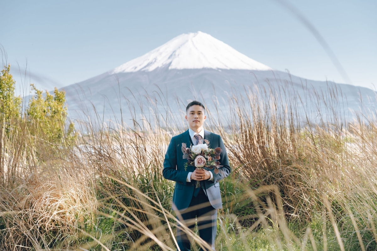 Tokyo Pre-Wedding Photoshoot with Chureito Pagoda, Lake Kawaguchiko, and Shinjuku by Dahe on OneThreeOneFour 24