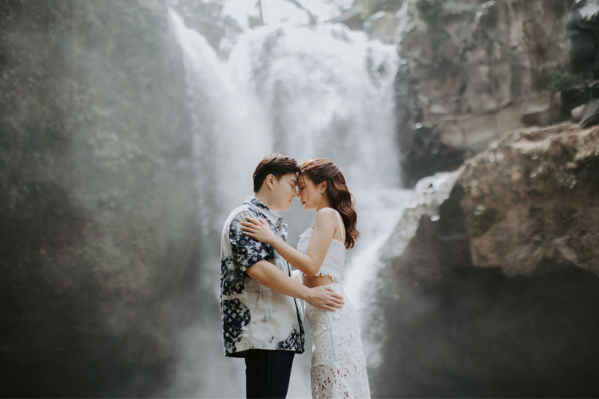 巴厘岛巴都尔火山熔岩地、布兰辛加瀑布、双峭谷和梅拉斯蒂海滩的婚前摄影拍摄  by Cahya on OneThreeOneFour 23