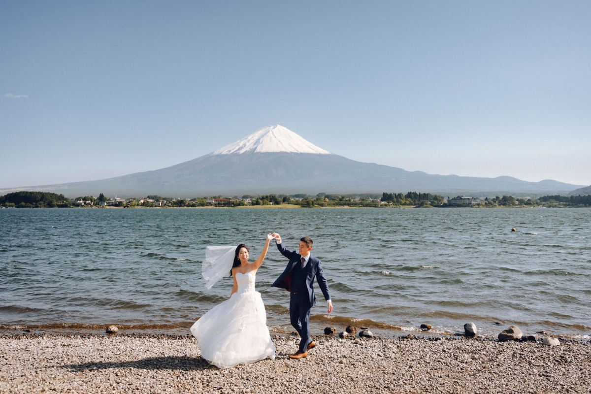 Tokyo Pre-Wedding Photoshoot with Chureito Pagoda, Lake Kawaguchiko, and Shinjuku by Dahe on OneThreeOneFour 27