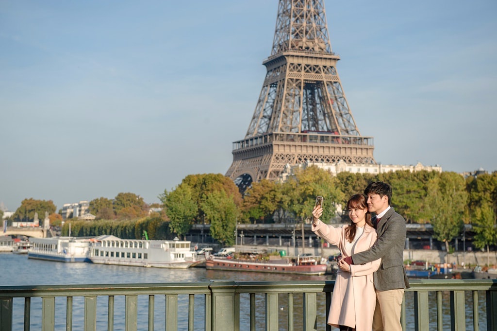 Paris Full Day Pre-Wedding Photoshoot At Eiffel Tower And Sunset At The Lourve Museum  by Son on OneThreeOneFour 4