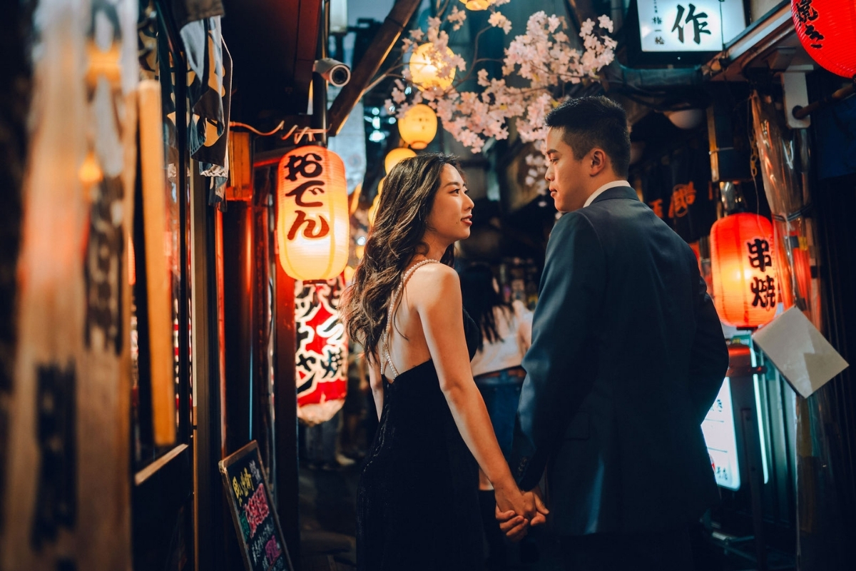 Tokyo Pre-Wedding Photoshoot with Chureito Pagoda, Lake Kawaguchiko, and Shinjuku by Dahe on OneThreeOneFour 36