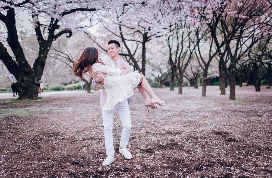 Japan Tokyo Casual Couple Honeymoon Photoshoot At Shinjuku Gyoen During Cherry Blossom Season by Lenham on OneThreeOneFour 3