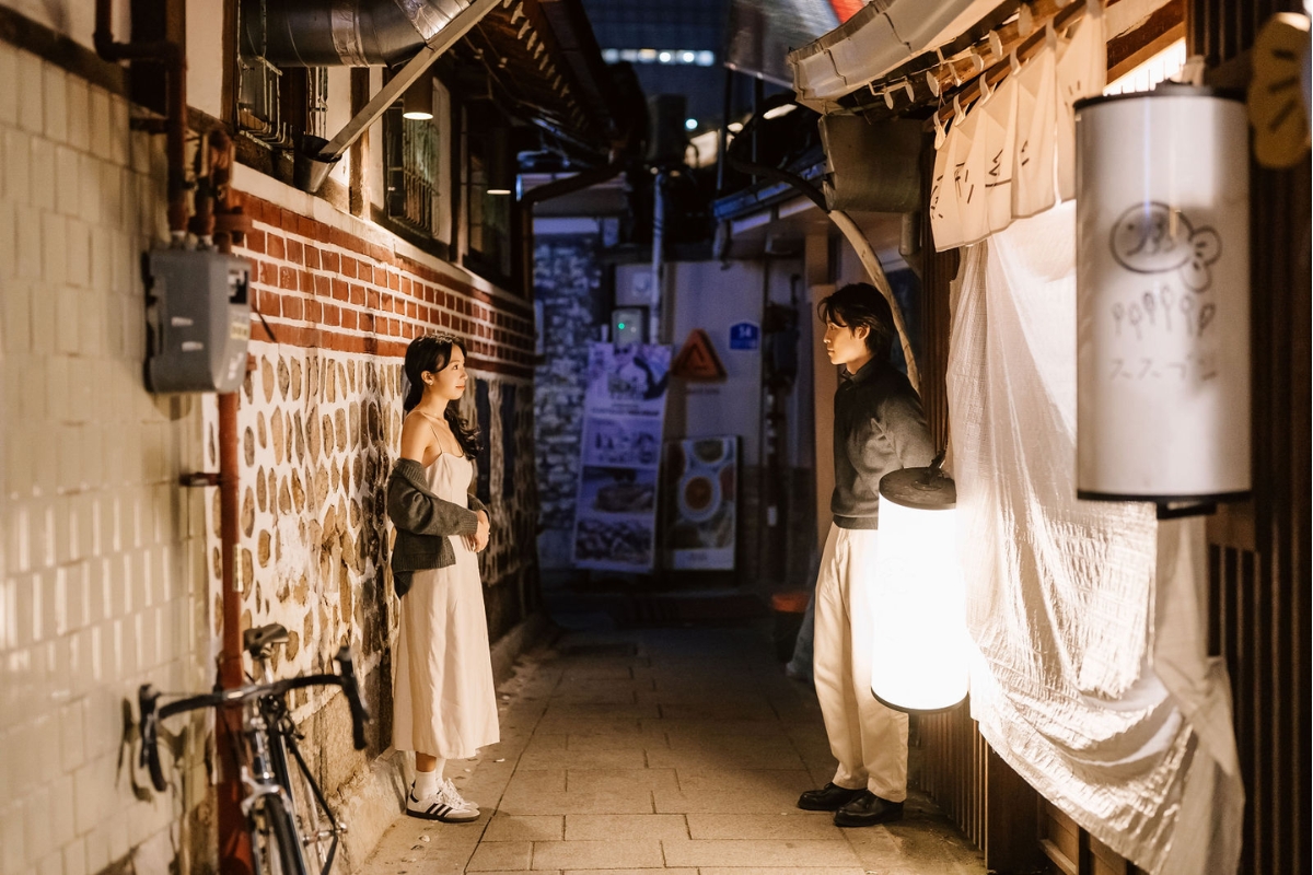 Seoul Autumn Pre-Wedding Photoshoot with Lotte World, Alpaca World, and Hongdae Streets by Jungyeol on OneThreeOneFour 29