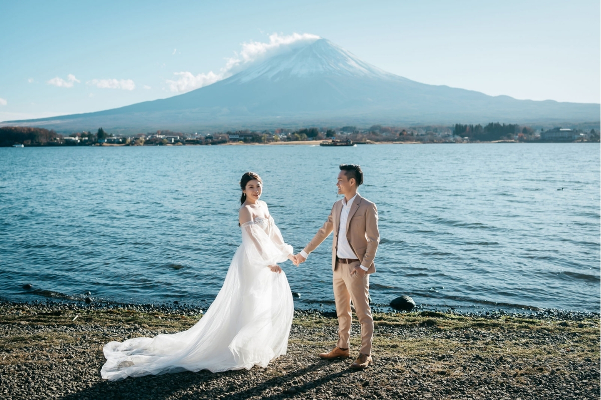 Tokyo Pre-Wedding Photoshoot with Chureito Pagoda, Lake Kawaguchiko, and Lawson Mt. Fuji by Dahe on OneThreeOneFour 6