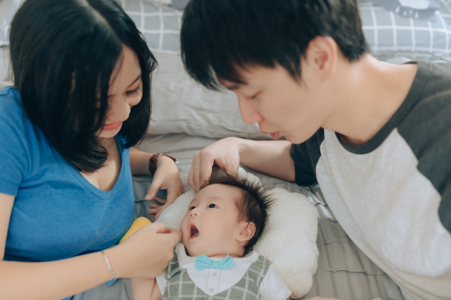 Singapore Family Photoshoot With Newborn Baby At Home by Toh on OneThreeOneFour 7