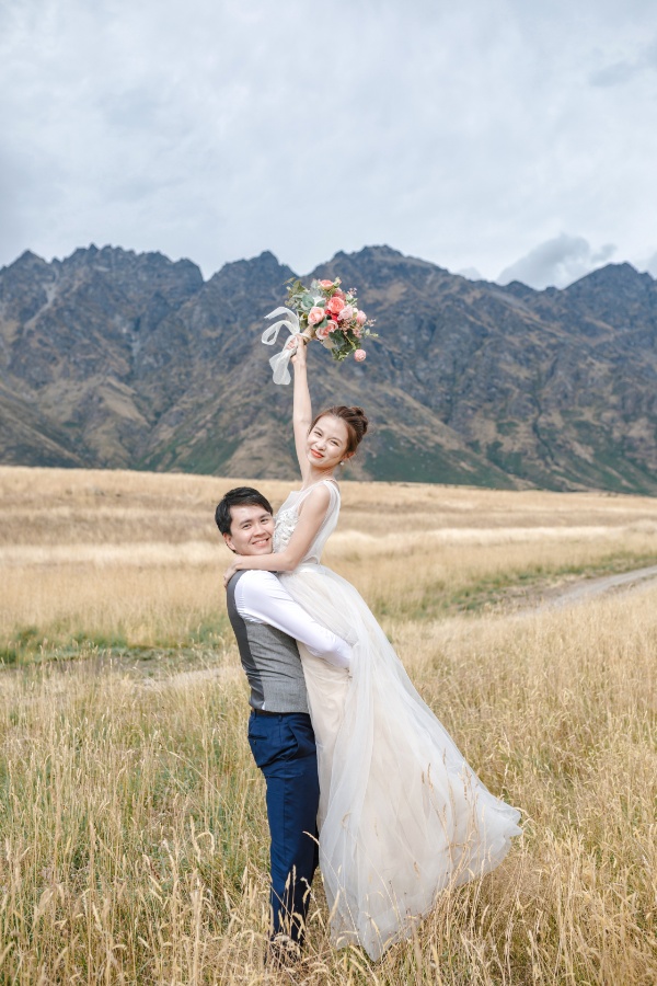 J&W: New Zealand Pre-wedding Photoshoot on Panoramic Hilltop by Fei on OneThreeOneFour 21