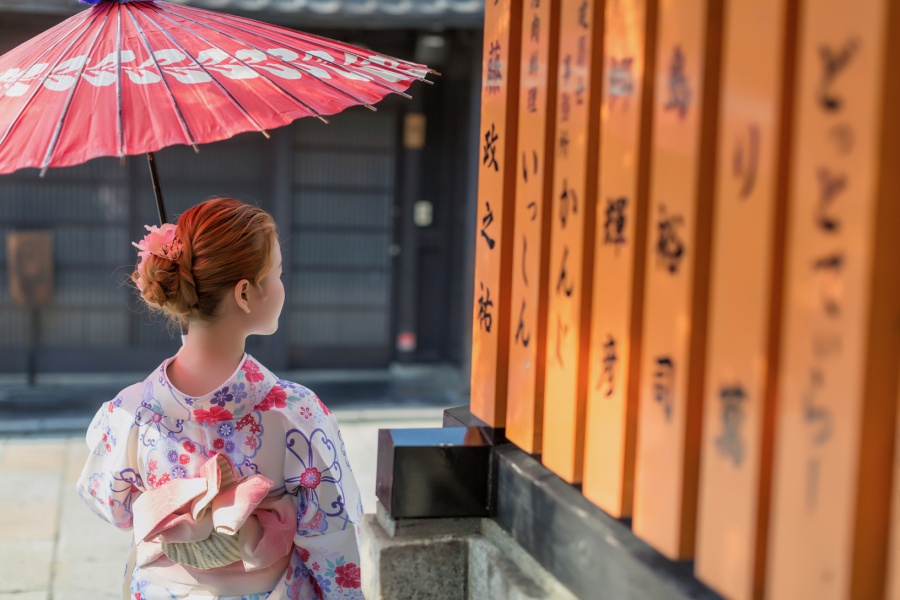 Japan Kyoto Kimono And Casual Photoshoot At Gion District  by Kinosaki on OneThreeOneFour 6
