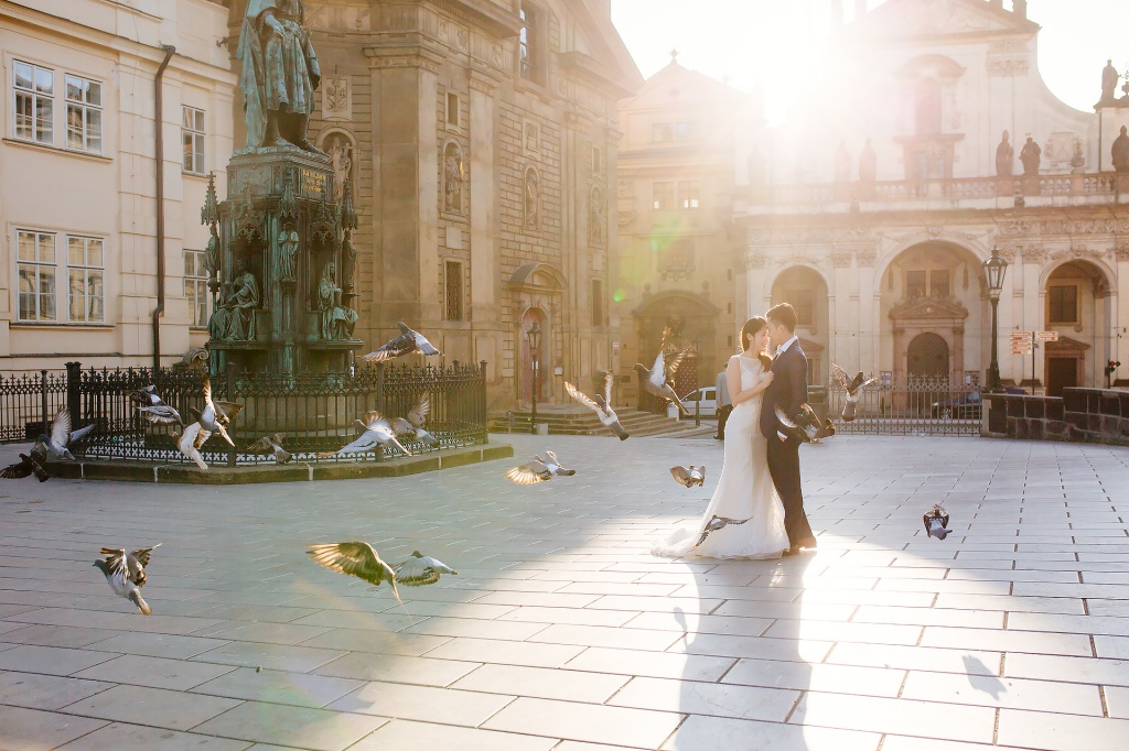 Pre-Wedding Photo in Prague At St. Vitus Cathedral And Mala Strana  by Jenny on OneThreeOneFour 8