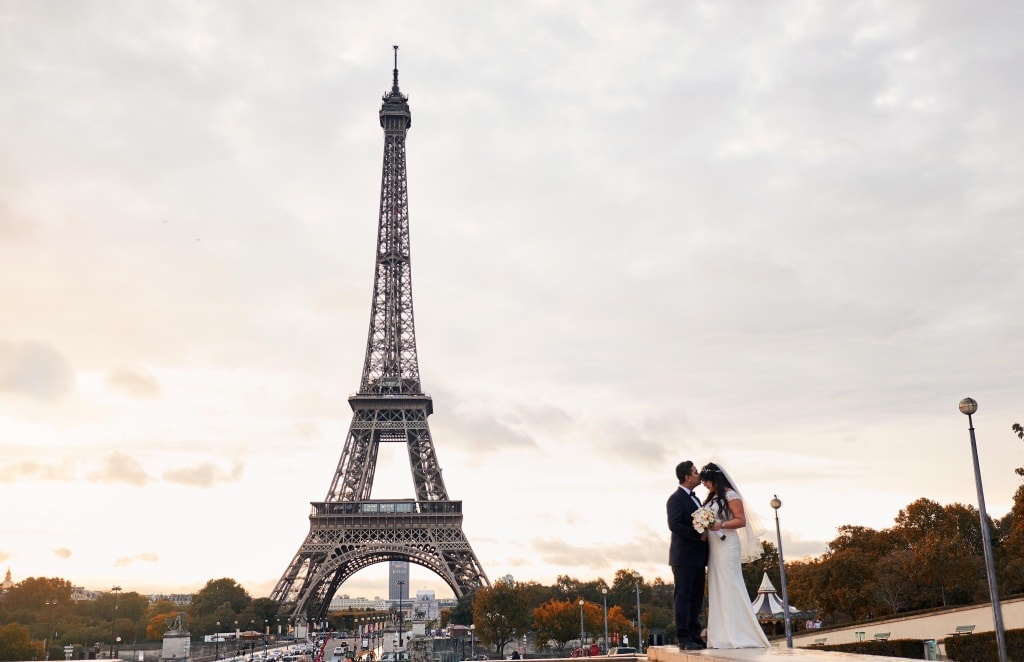 Paris Outdoor Pre-Wedding Photoshoot At Eiffel Tower And Pont Alexander III by Arnel  on OneThreeOneFour 6