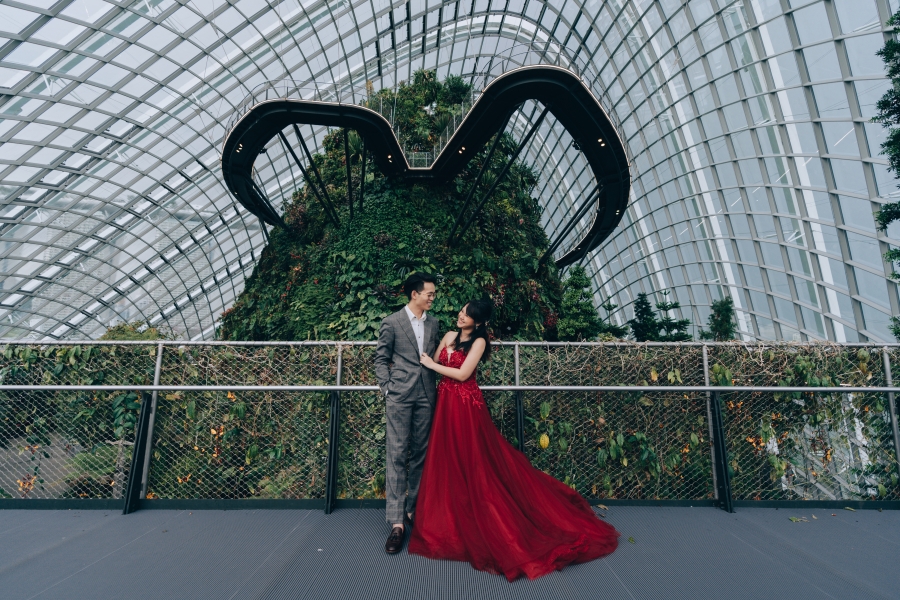 Singapore Pre-Wedding Photoshoot With Couple And Their Dogs At Bishan Park And Night Shoot At MBS by Michael on OneThreeOneFour 13