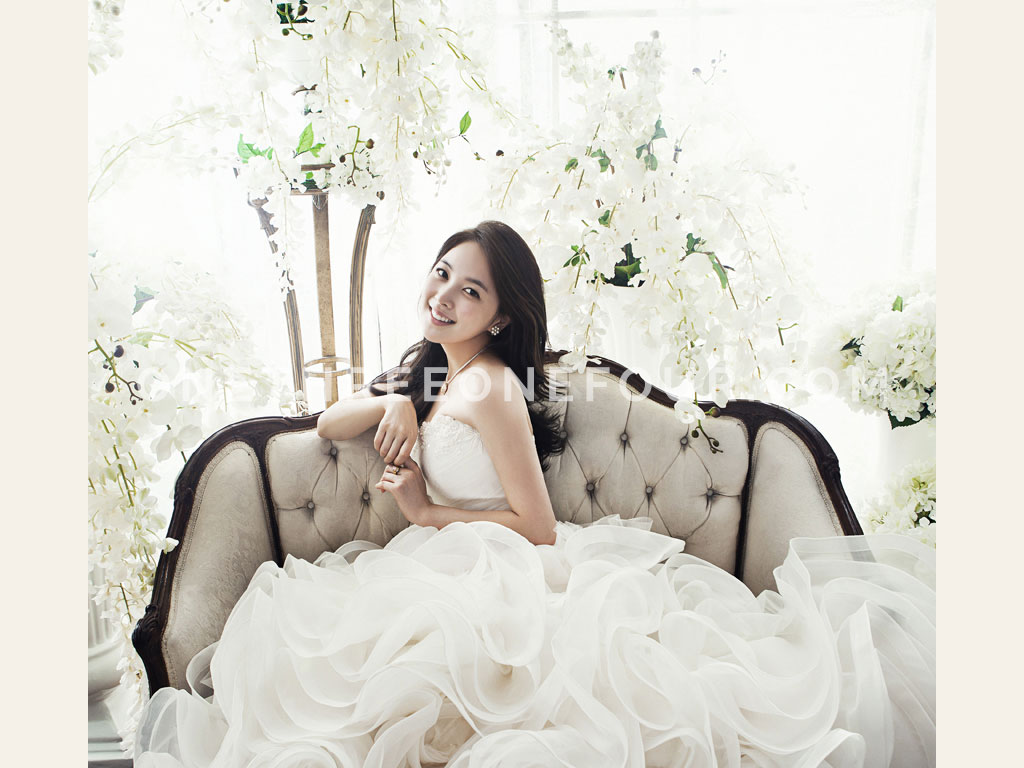 White | Korean Pre-wedding Photography by Pium Studio on OneThreeOneFour 14