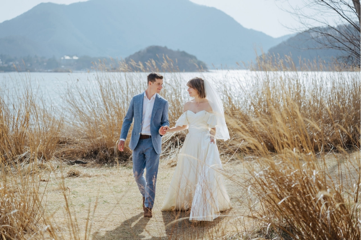 Tokyo Pre-Wedding Photoshoot with Shioiri Park, Lake Kawaguchiko, and Shinjuku by Dahe on OneThreeOneFour 7