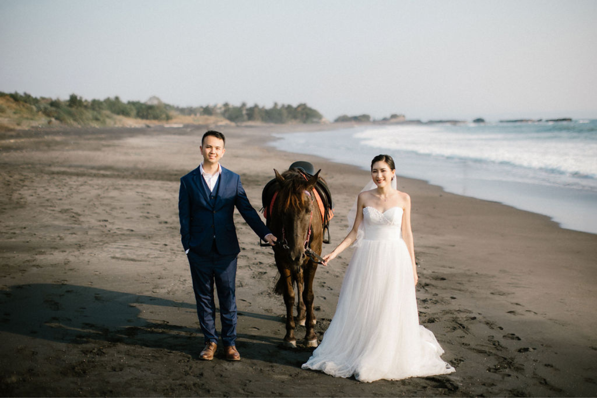 巴厘島婚纱拍攝：在巴都爾山平甘觀景台、萬壽菊花田、松樹林和尼亞尼海灘。 by Cahya on OneThreeOneFour 31