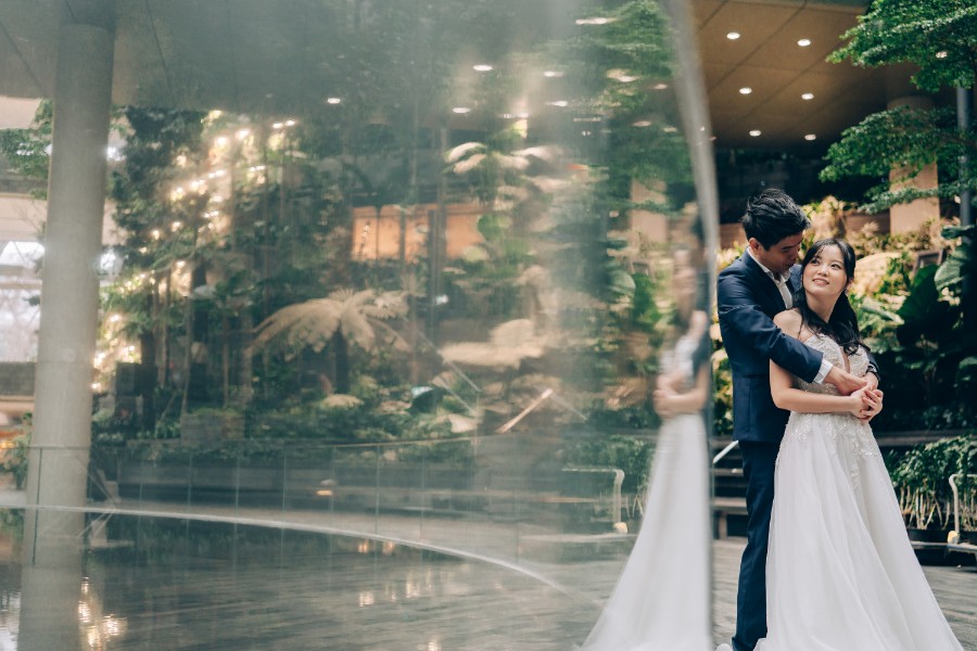 E&S: Modern pre-wedding at architectural wonder Changi Airport Jewel by Cheng on OneThreeOneFour 7