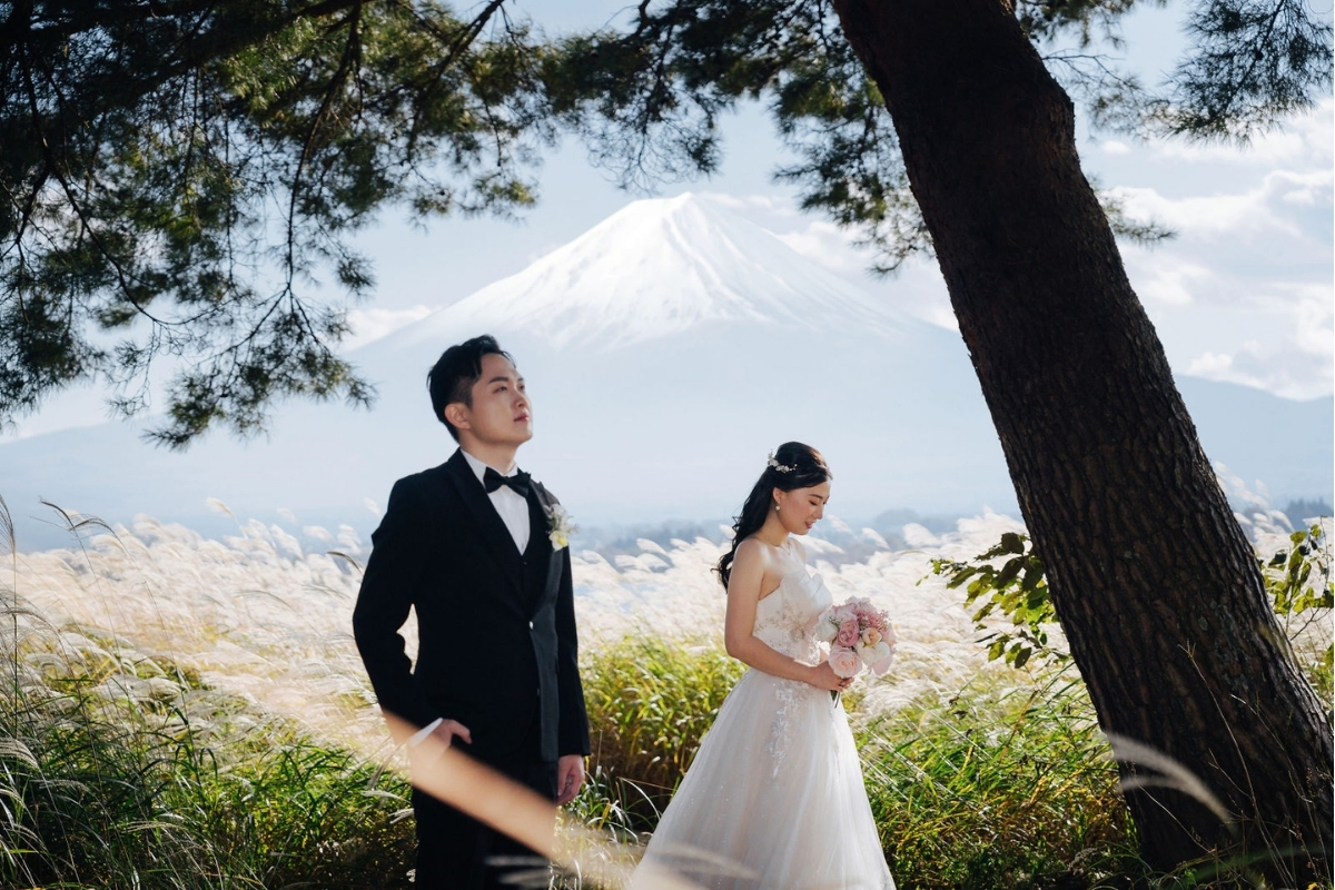 Tokyo Pre-Wedding Photoshoot with Chureito Pagoda, Lake Kawaguchiko, and Lake Yamanaka by Dahe on OneThreeOneFour 7