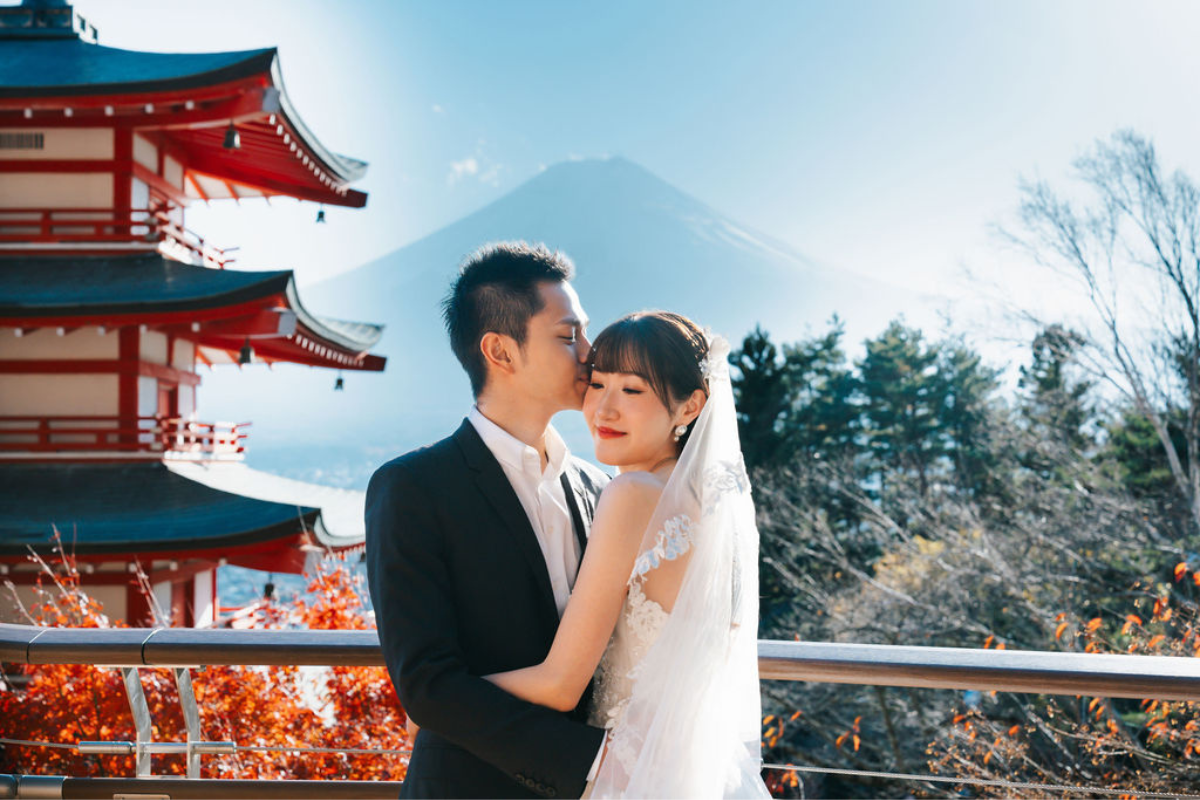 新加坡夫妻在根津神社、忠霊塔和河口湖舉行秋季和服婚紗拍攝，背景是富士山 by Cui Cui on OneThreeOneFour 9