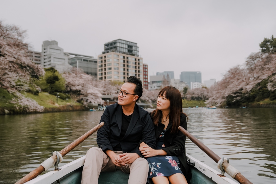 S&X: Tokyo Cherry Blossoms Engagement Photoshoot on a Boat Ride at Chidori-ga-fuchi Moat by Ghita on OneThreeOneFour 10