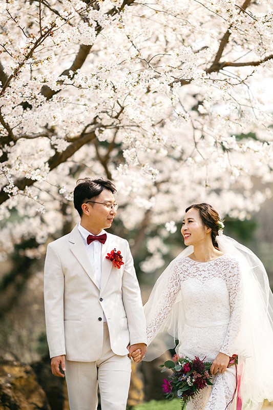 Korea Jeju Island Pre-Wedding Photoshoot During Spring by Gamsung on OneThreeOneFour 12
