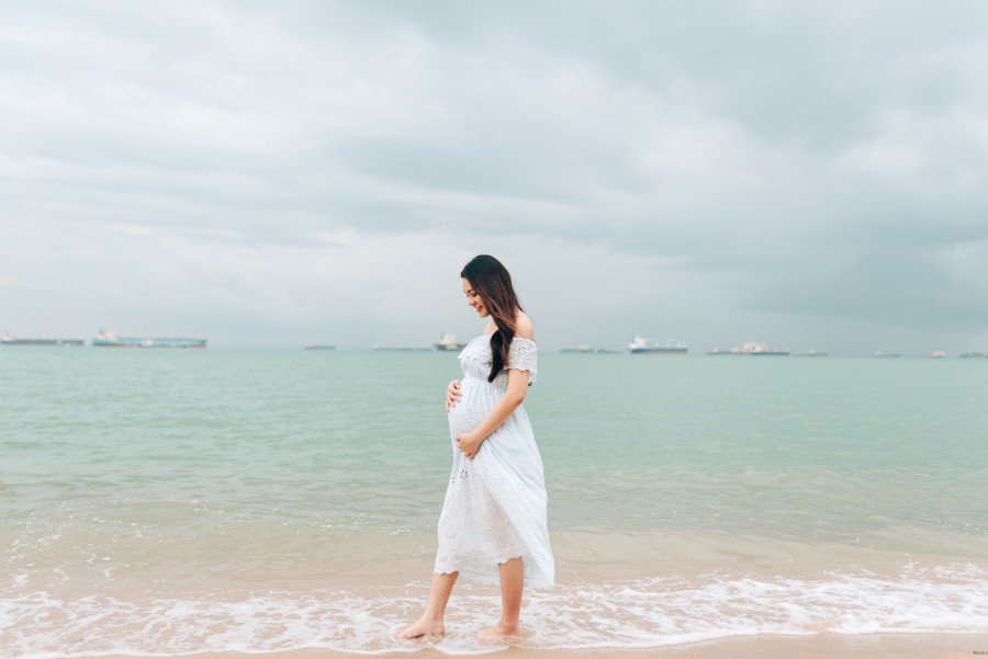 Singaporean influencer Faustina's maternity shoot at East Coast Park by Toh on OneThreeOneFour 4